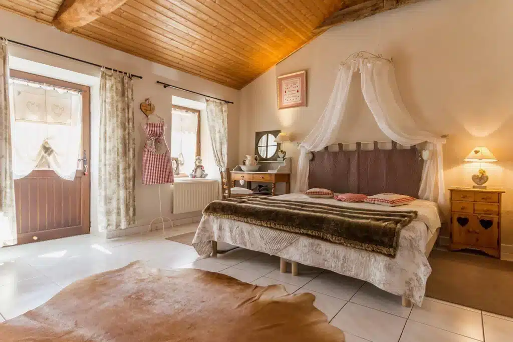 grande chambre avec un lit double et de nombreux accessoires cozy