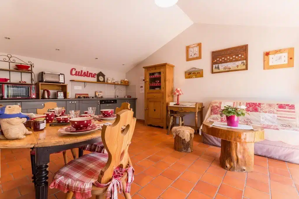 pièce de vie avec espace cuisine et coin salon dans un style rustique et chaleureux