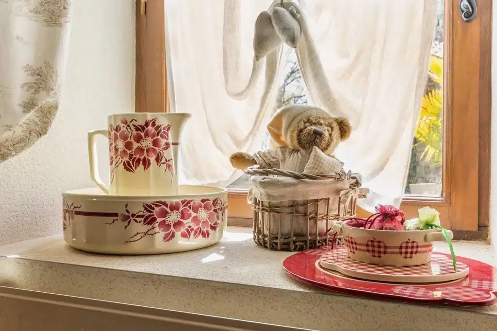 objets de décoration - théire, nounours, et plateau devant une fenêtre pour une ambiance chaleureuse à la pièce