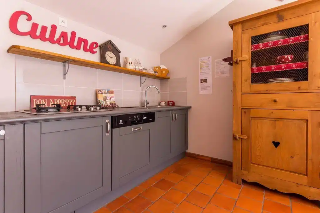 espace cuisine avec meuble et décoration