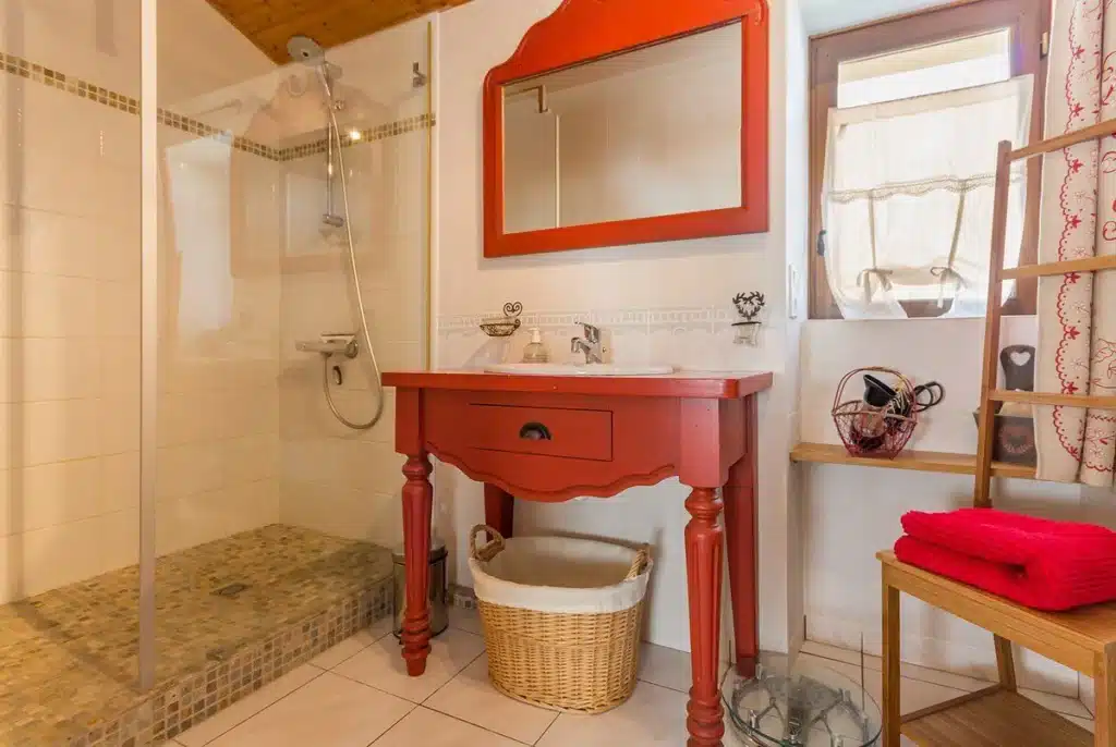salle de bain avec grande douche à l'italienne, meuble de salle de bain rénové, grand miroir