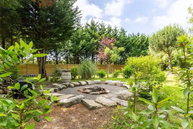 feu de camp jardin gîte chambre d'hôtes insolite