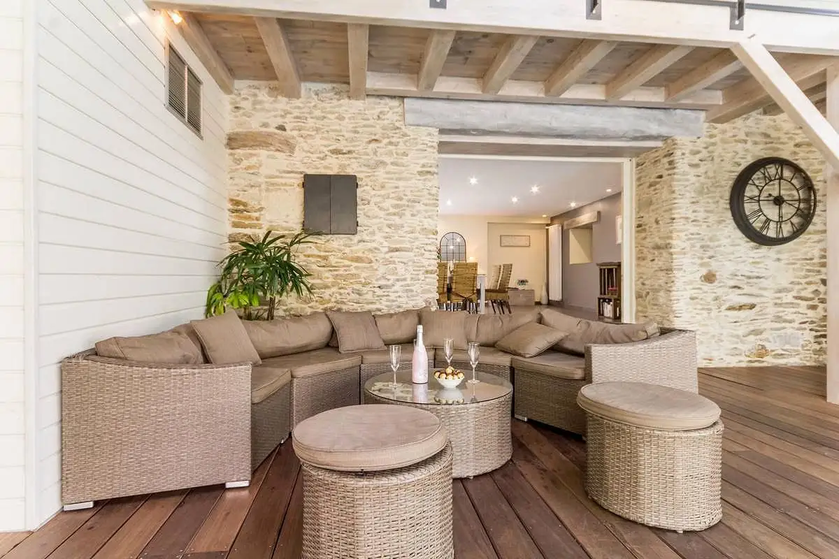 salon mur en pierre gite haut de gamme gîtes de france