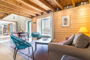 exemple décoration salon gite murs en bois
