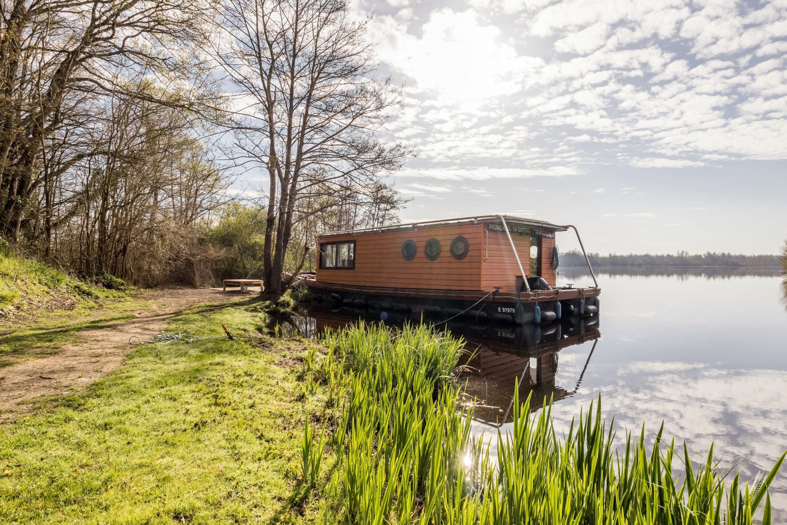 ouvrir un gîte insolite : bateau à quai