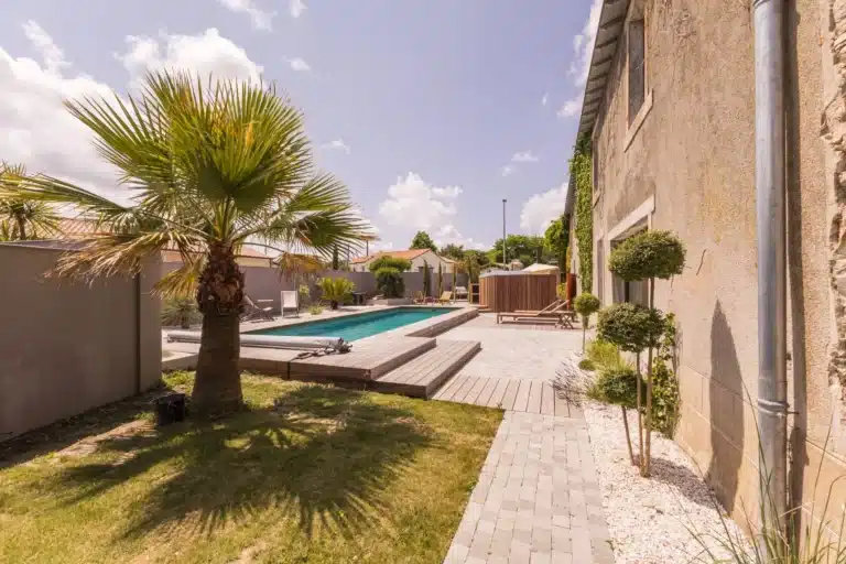 Gîte la Cour - terrasse et piscine